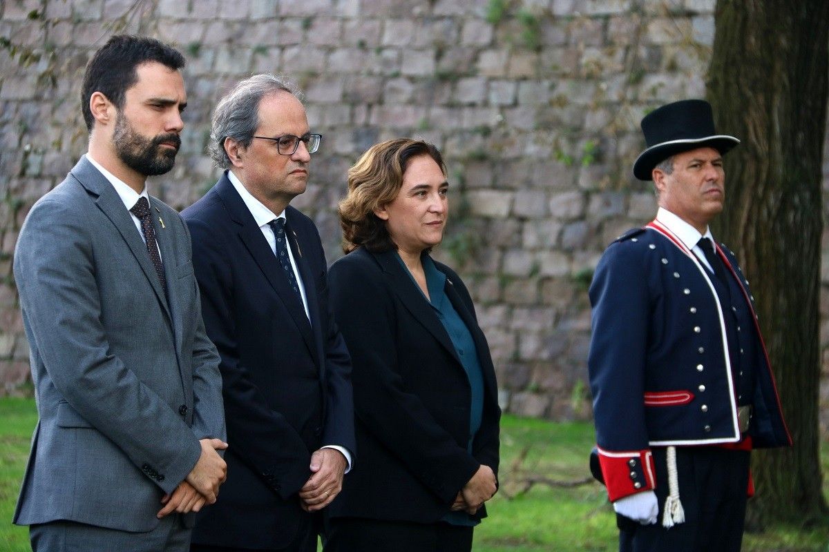 Quim Torra, Roger Torrent i Ada Colau, durant l'ofrena davant el monument a Lluís Companys
