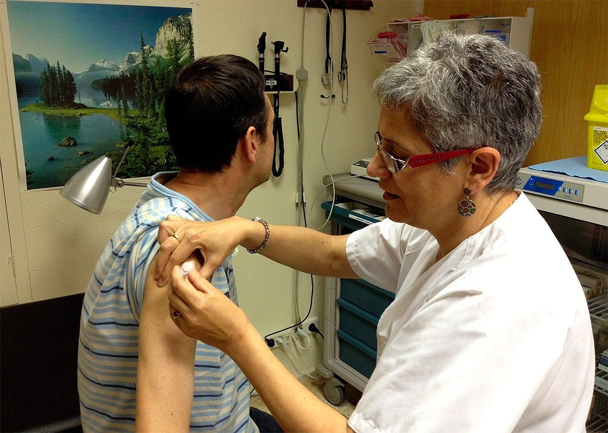 Un metgessa posa una vacuna de xarampió