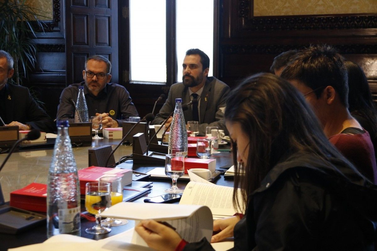 El president del Parlament, Roger Torrent, i el vicepresident Josep Costa, a la reunió de la mesa