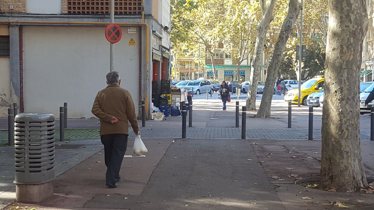 Un home passeja pel barri de la Verneda i la Pau