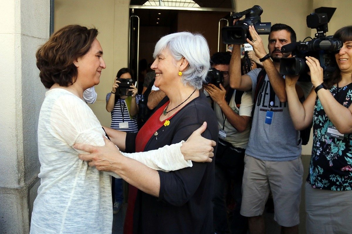 L'alcaldessa Ada Colau amb Dolors Sabater, en una trobada a Badalona