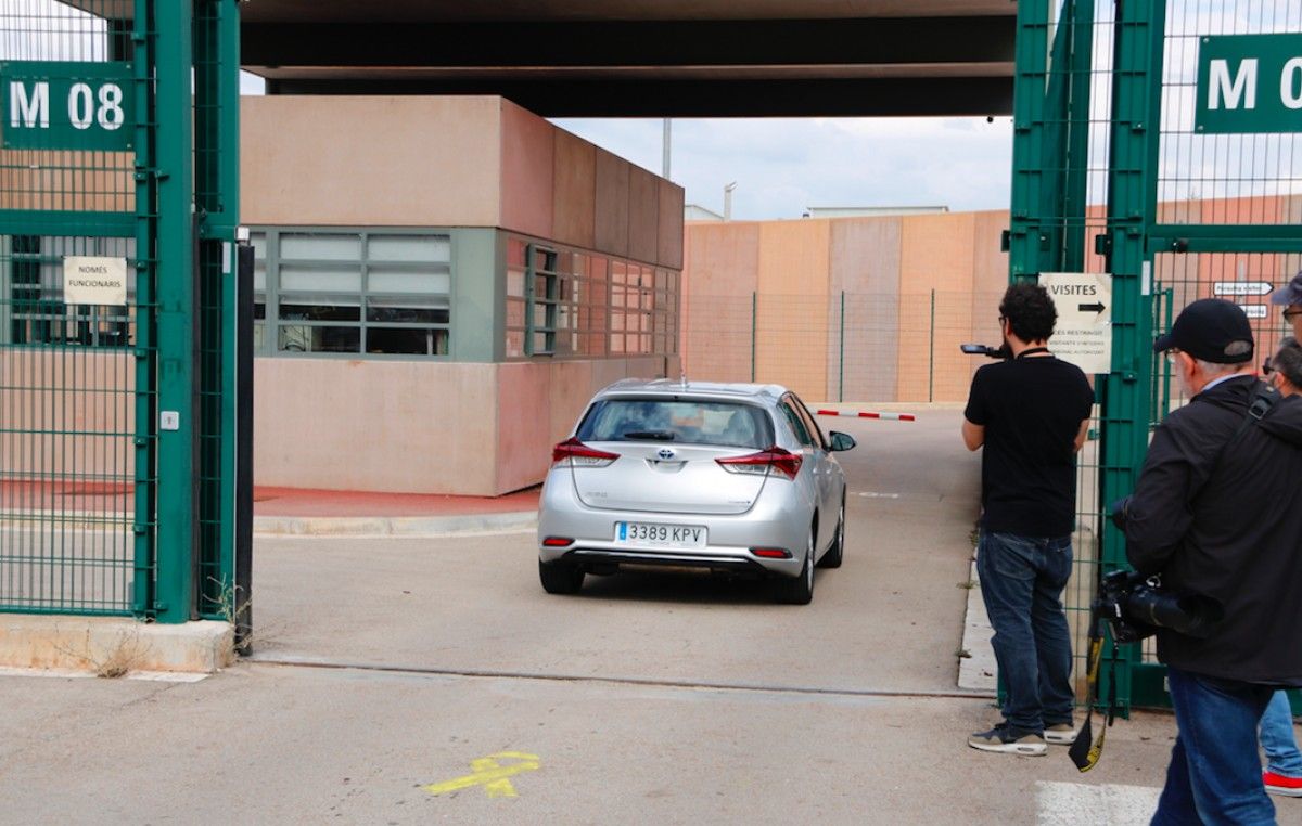 El cotxe d'Iglesias entrant a la presó de Lledoners per reunir-se amb Junqueras