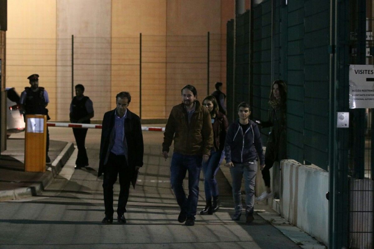 Pablo Iglesias, flanquejat per Jaume Asens i Lucía Martín, sortint de la presó de Lledoners