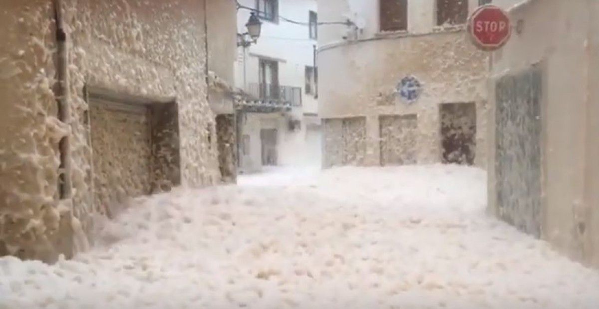 Els carrers inundats de Tossa de Mar, plens d'escuma de l'aigua del mar