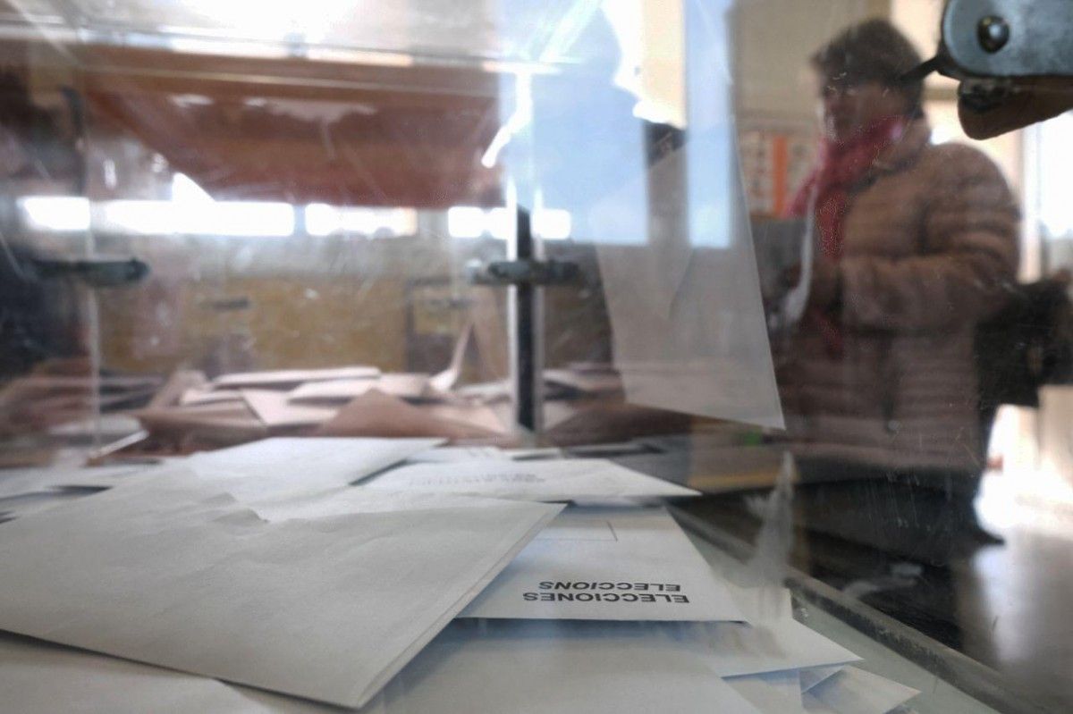Un ciutadà votant en una jornada d'eleccions