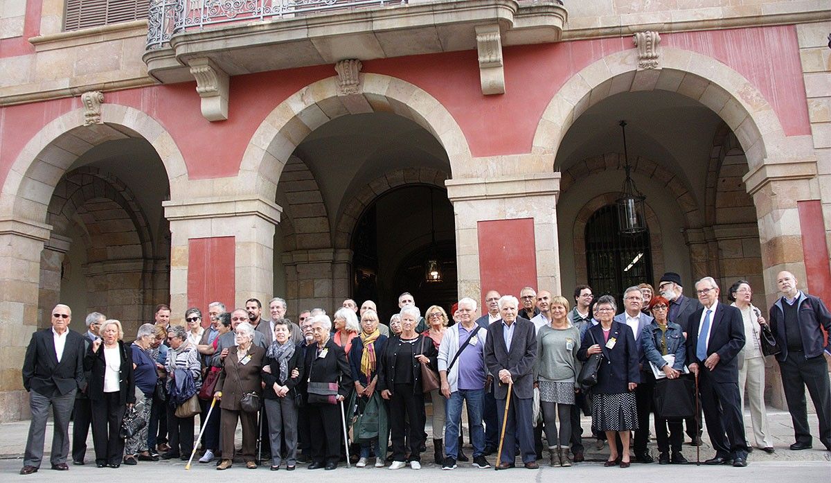 Familiars de les víctimes del franquisme, a les portes del Parlament