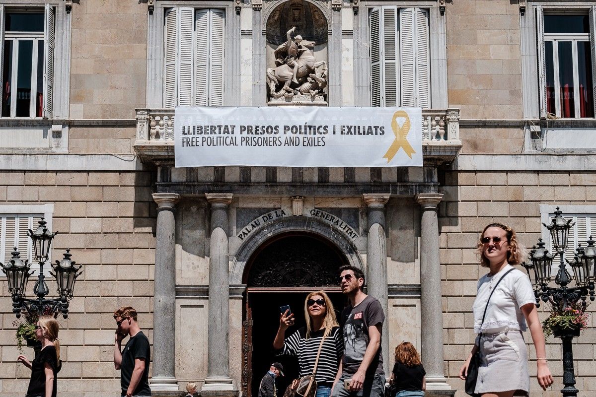 La pancarta a favor de la llibertat dels presos i exiliats al Palau de la Generalitat 