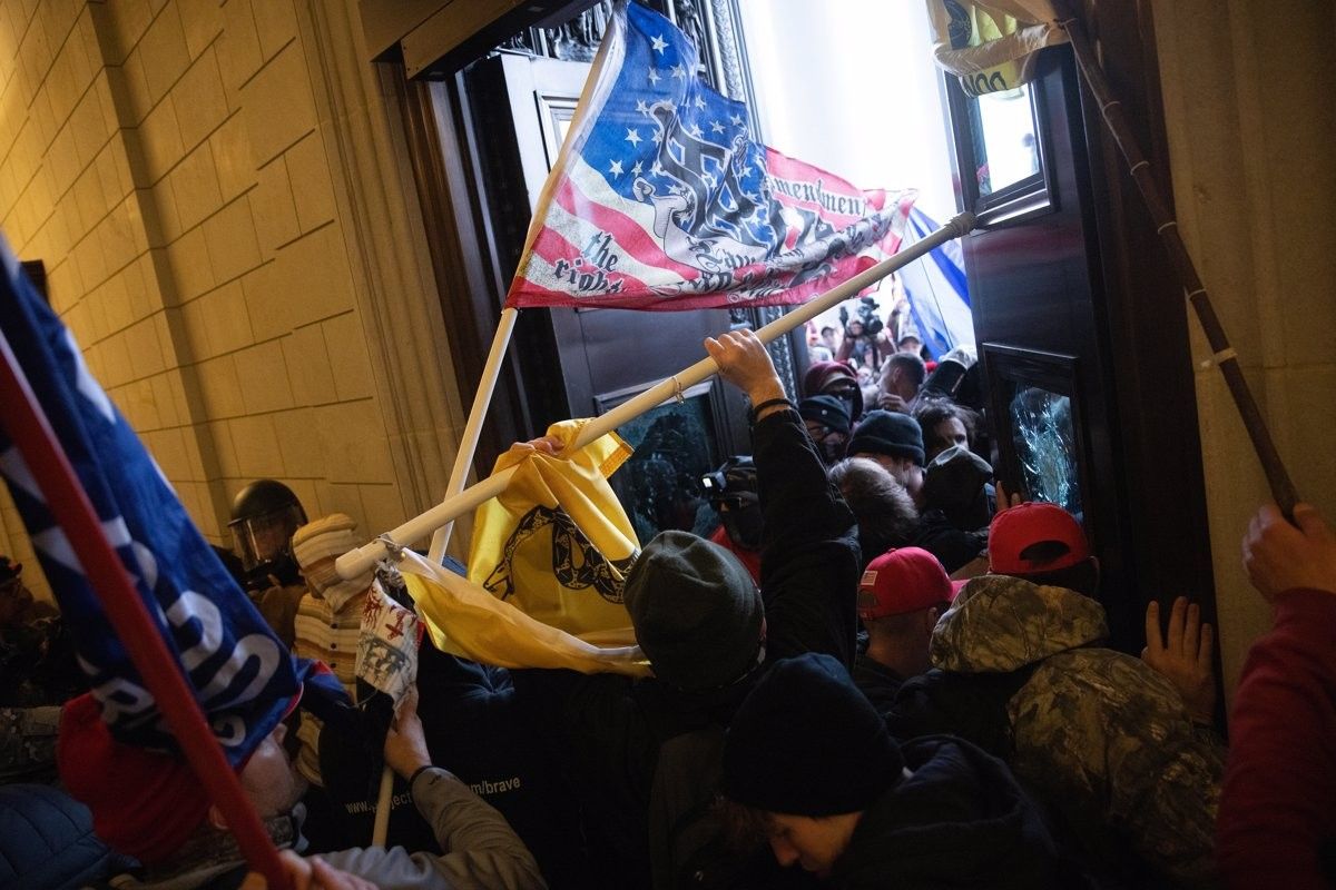Manifestants ultres entrant per la força al Capitoli