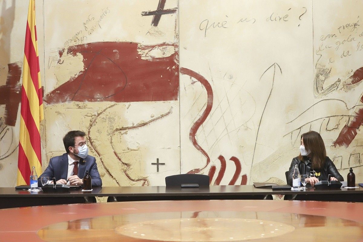 Pere Aragonès i Meritxell Budó, en una reunió de Govern amb la cadira de president buida