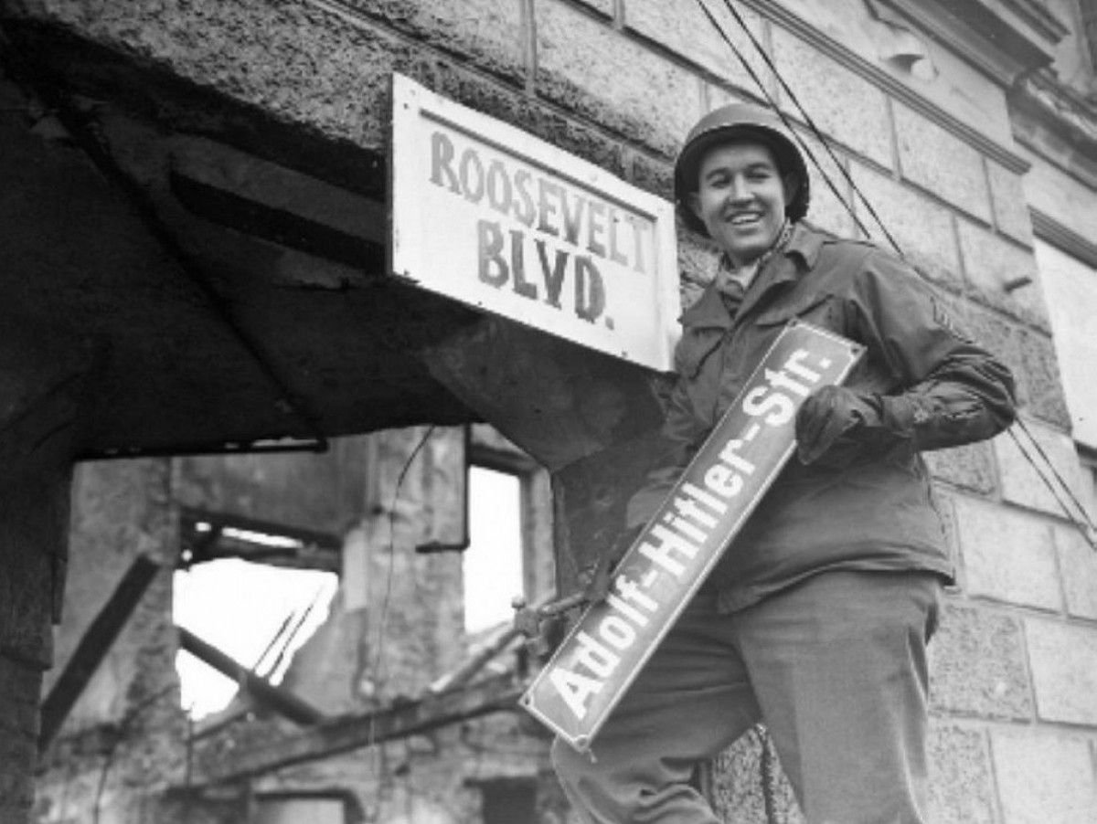 Soldats nord-americans canviant rètols nazis dels carrers el 1945. Roosevelt en lloc de Hitler.