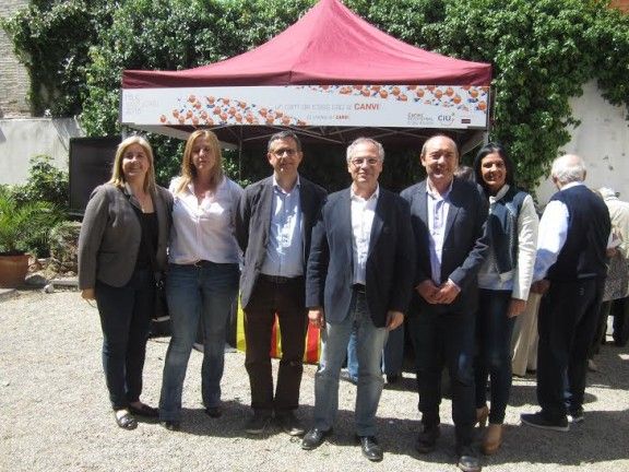 Carles Rossinyol acompanyat per diversos membres de CiU a Sabadell. 