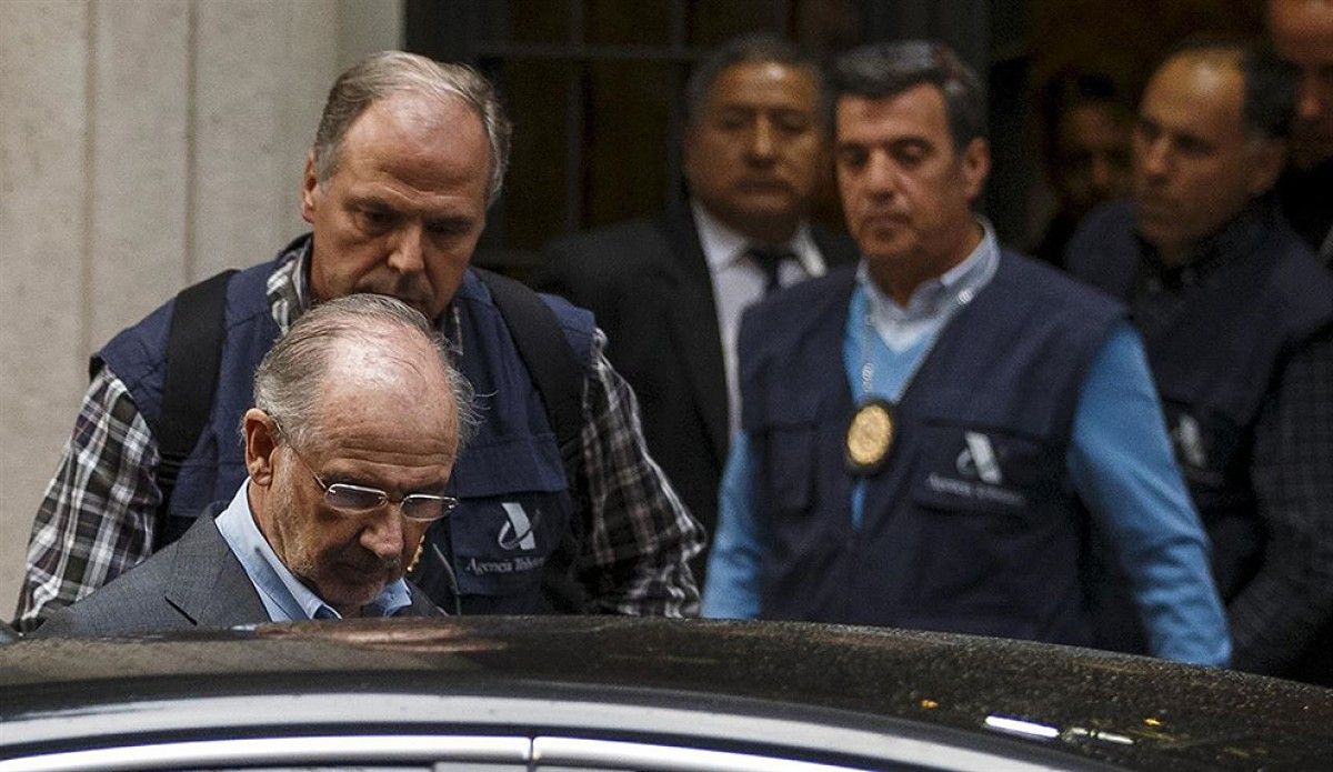 L'ex-vicepresident del govern espanyol Rodrigo Rato, en el moment de ser detingut