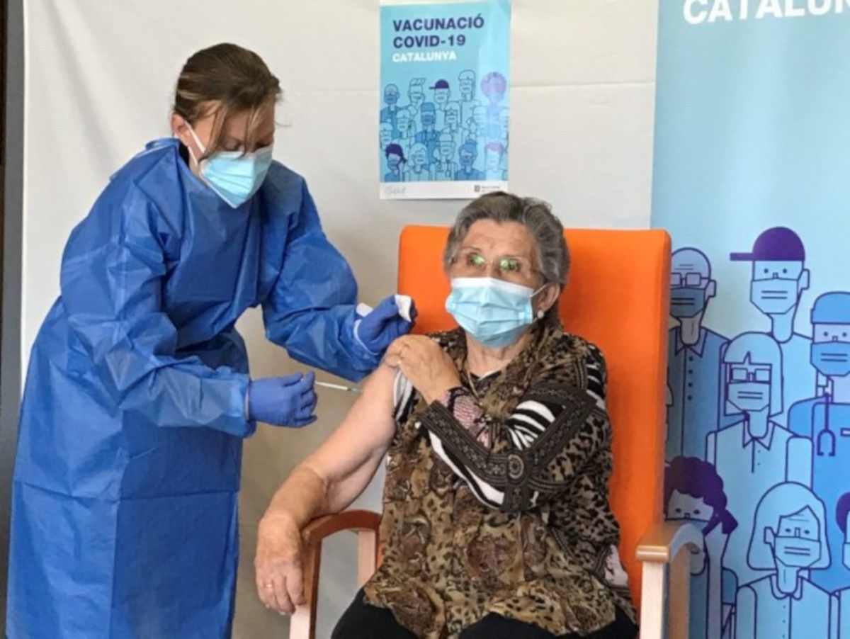 Leocàdia Peña, aquest matí, rebent la segona dosi de la vacuna.