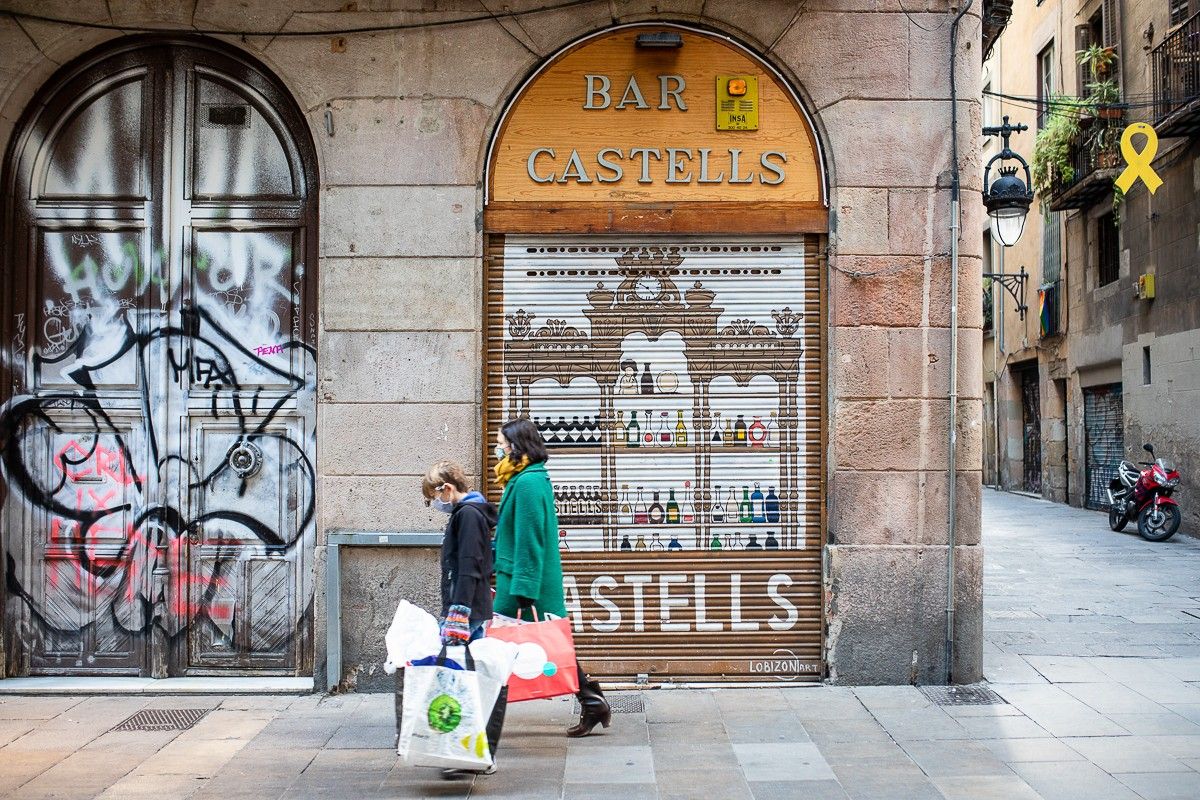 Persones amb mascareta pels carrers de Barcelona.