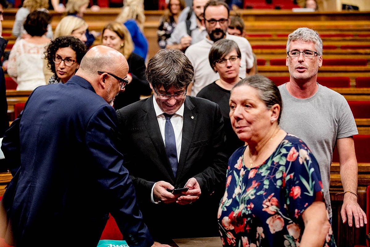 Gabriela Serra, amb Carles Puigdemont al Parlament