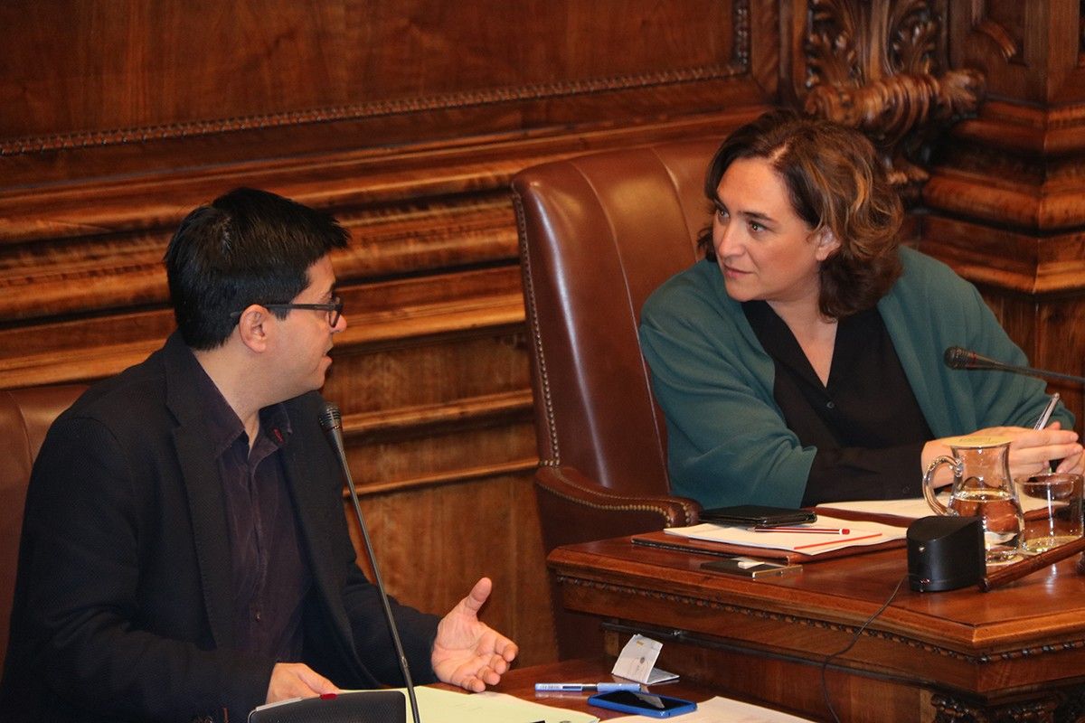 L'alcaldessa de Barcelona, Ada Colau, i el tinent d'alcalde al ple de Barcelona