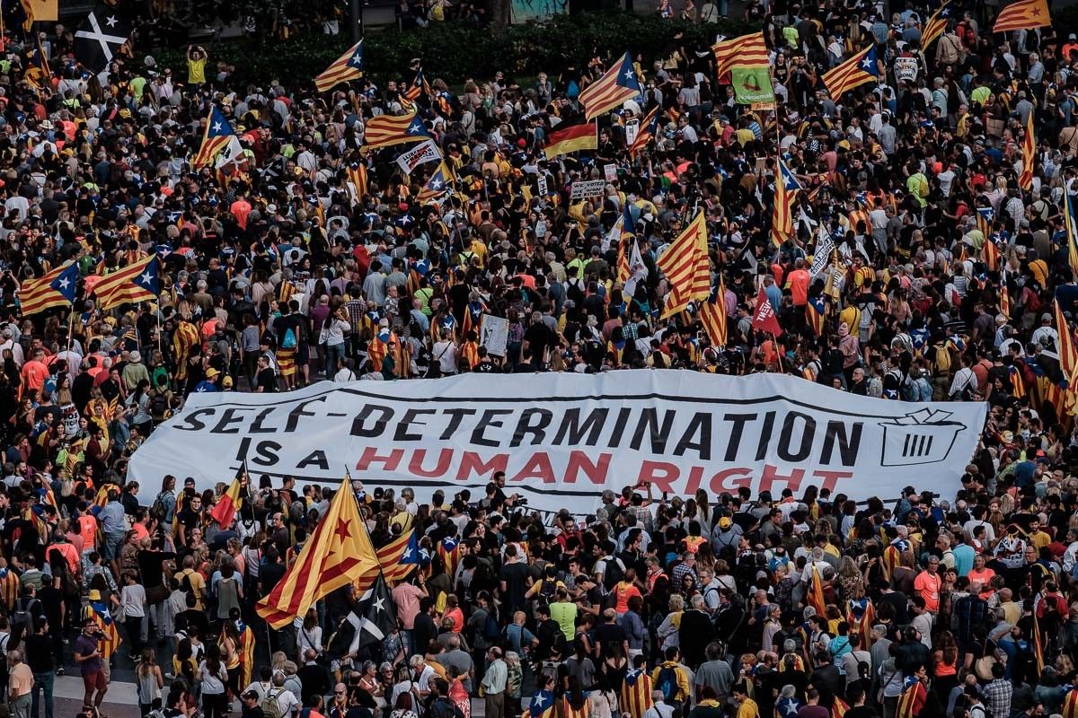 Inici de la manifestació de la Plataforma 1 d'Octubre a plaça Catalunya.