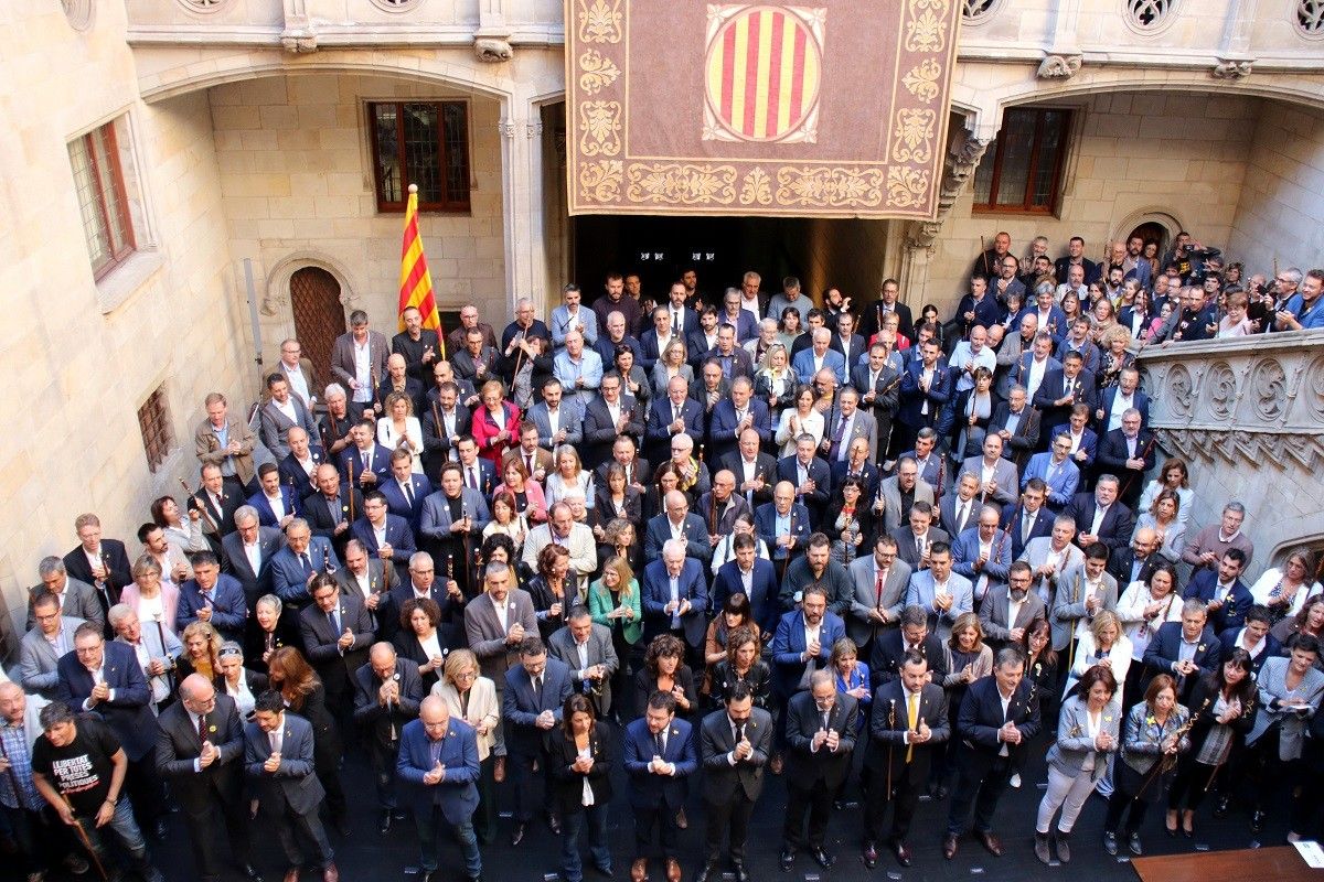 Centenars d'alcaldes al Palau de la Generalita en contra de la sentència de l'1-O