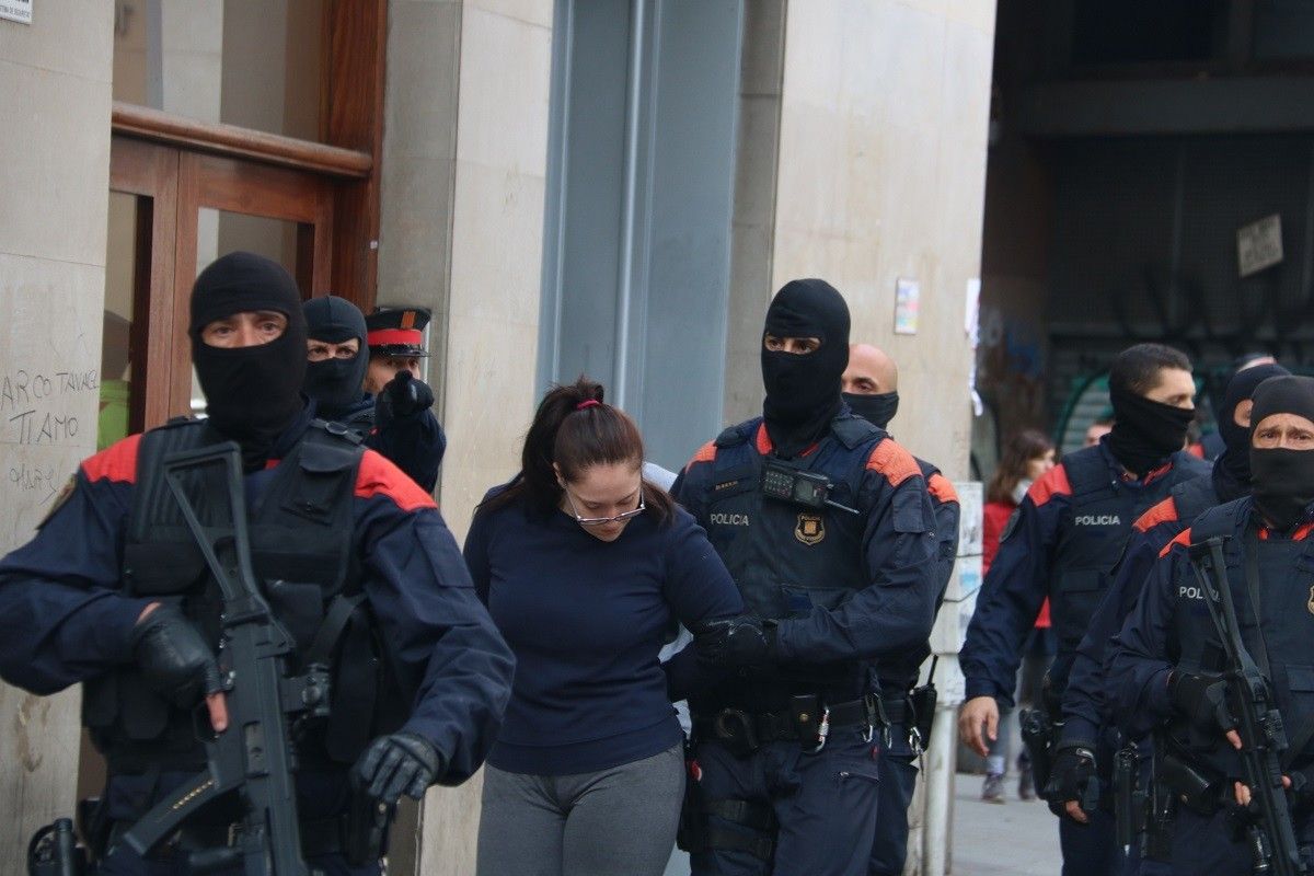 Els Mossos s'emporten un dels detinguts en el macrooperatiu policial a Ciutat Vella.