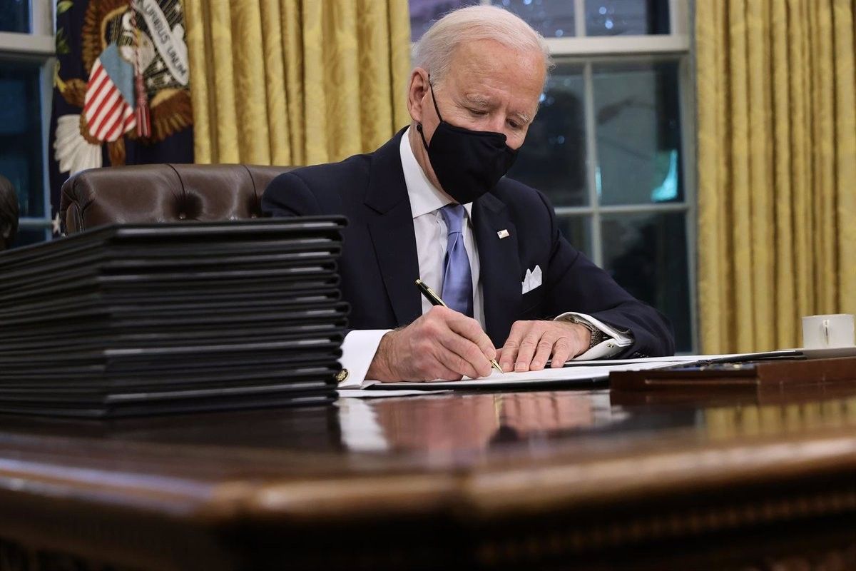 Joe Biden signant les primeres ordres executives del seu mandat.