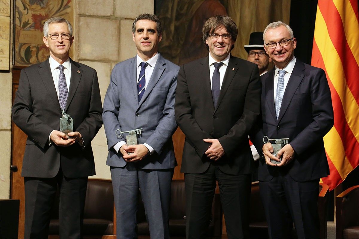 Carles Puigdemont amb els premiats Joan Massagué, Manel Esteller i Josep Baselga