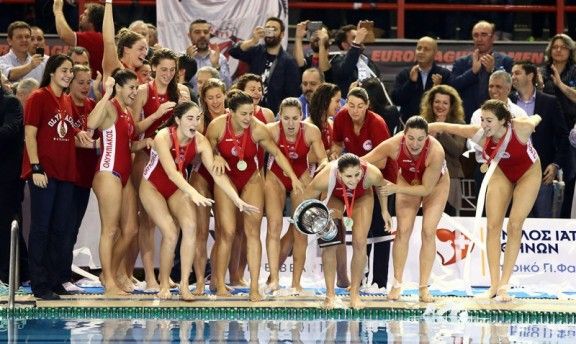 Les noies de l'Olympiacos aixecant el trofeu.