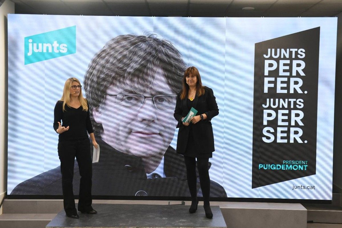 Laura Borràs i Elsa Artadi, amb els cartells de Junts per a les eleccions del 14-F. 