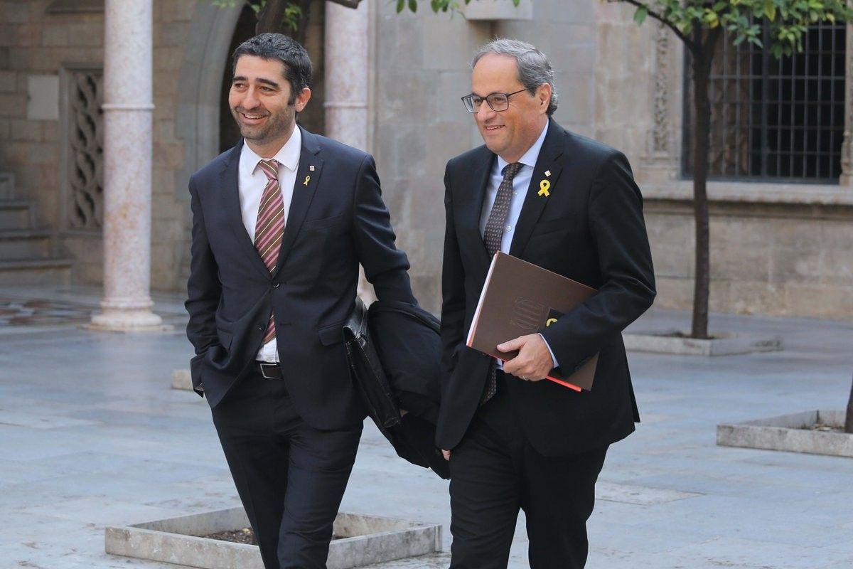 Quim Torra arriba a la reunió de Govern amb el conseller Jordi Puigneró