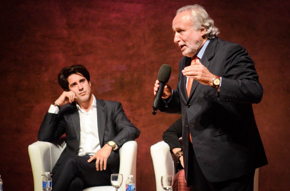 Antoni Fernández Teixidó intervé en un acte de Lliures, amb Roger Montañola