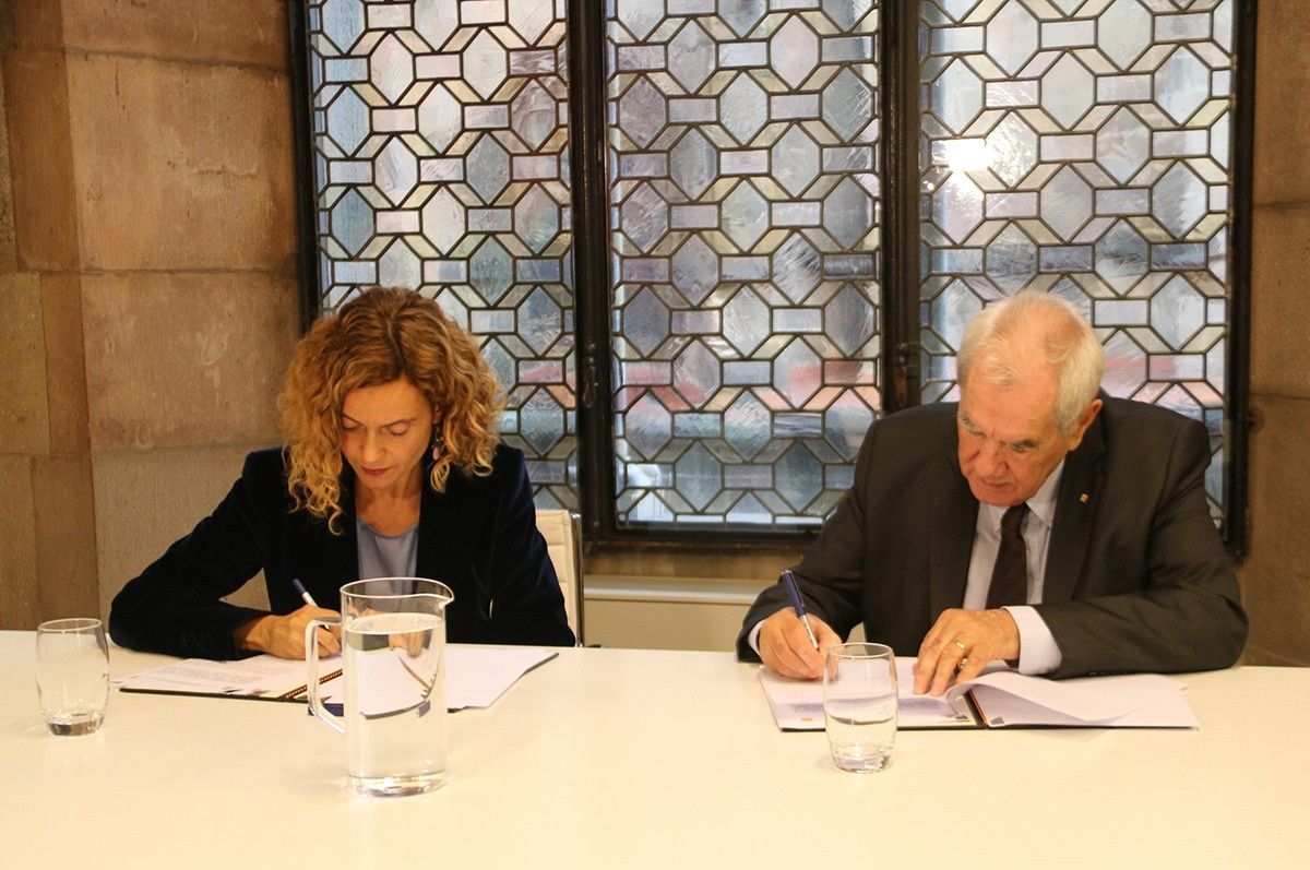 La ministra Meritxell Batet i el conseller Ernest Maragall en la signatura de l'acord