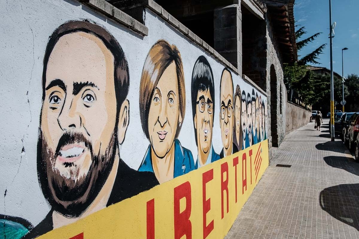 Un mural al centre de Folgueroles reclama la llibertat de Junqueras i la resta de presos i exiliats.