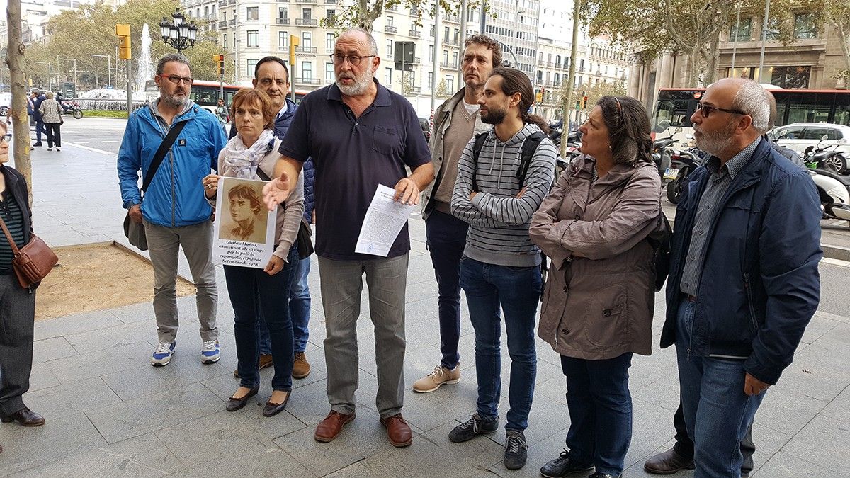 El germà de Gustau Muñoz, Marc Muñoz, junt a altres familiars, testimonis i els diputats Gerard Gómez del Moral (ERC) i Gabriela Serra (CUP), davant del consolat d'Argentina, després de presentar la querella