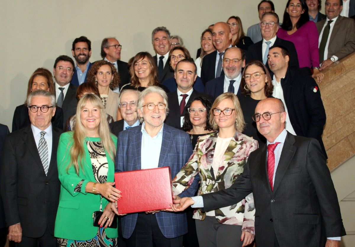 Josep Sánchez Llibre amb l'equip de la seva candidatura