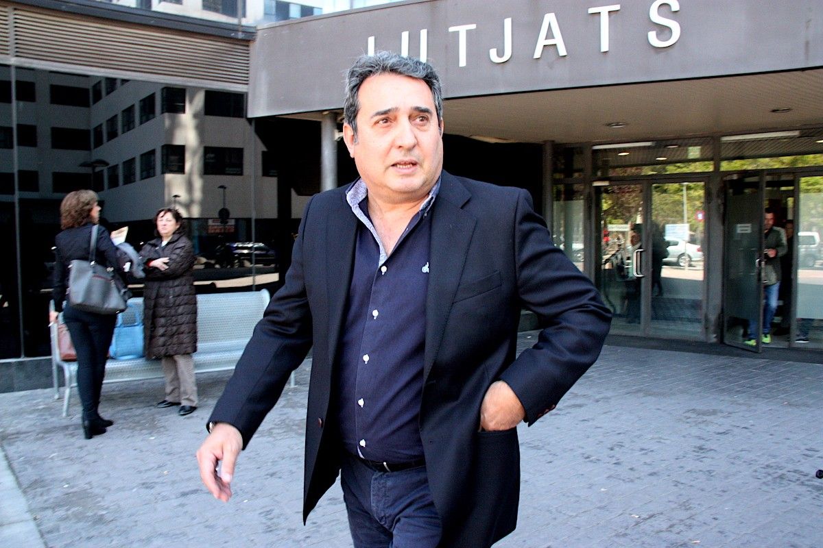 Manuel Bustos sortint dels Jutjats de Sabadell, en una imatge d'arxiu