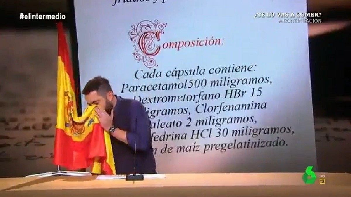 Dani Mateo mocant-se amb la bandera d'Espanya