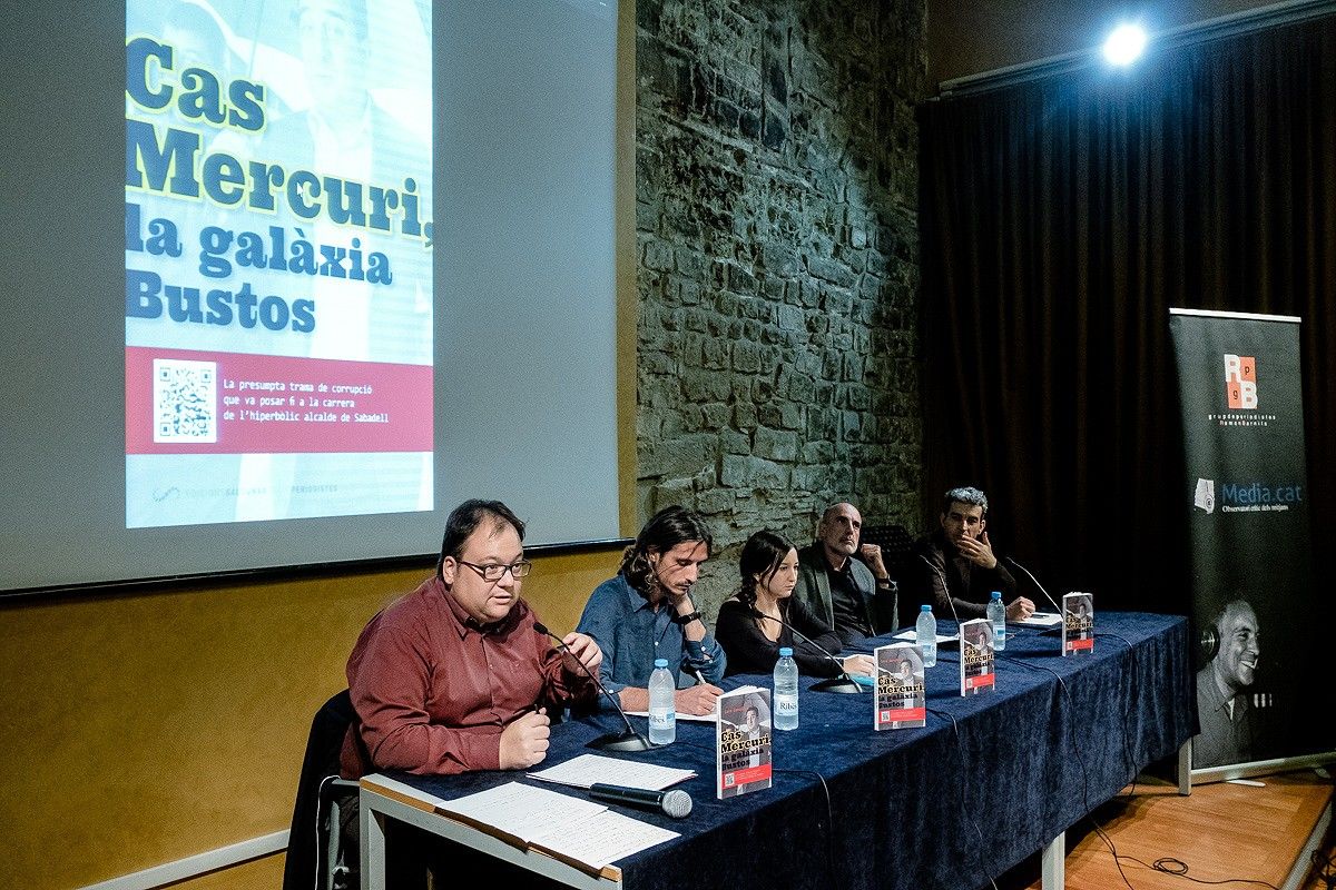 Ferran Casas, Roger Mateos, l'autora Sara González, Joan Ridao i Francesc Gil, durant la presentació del llibre 