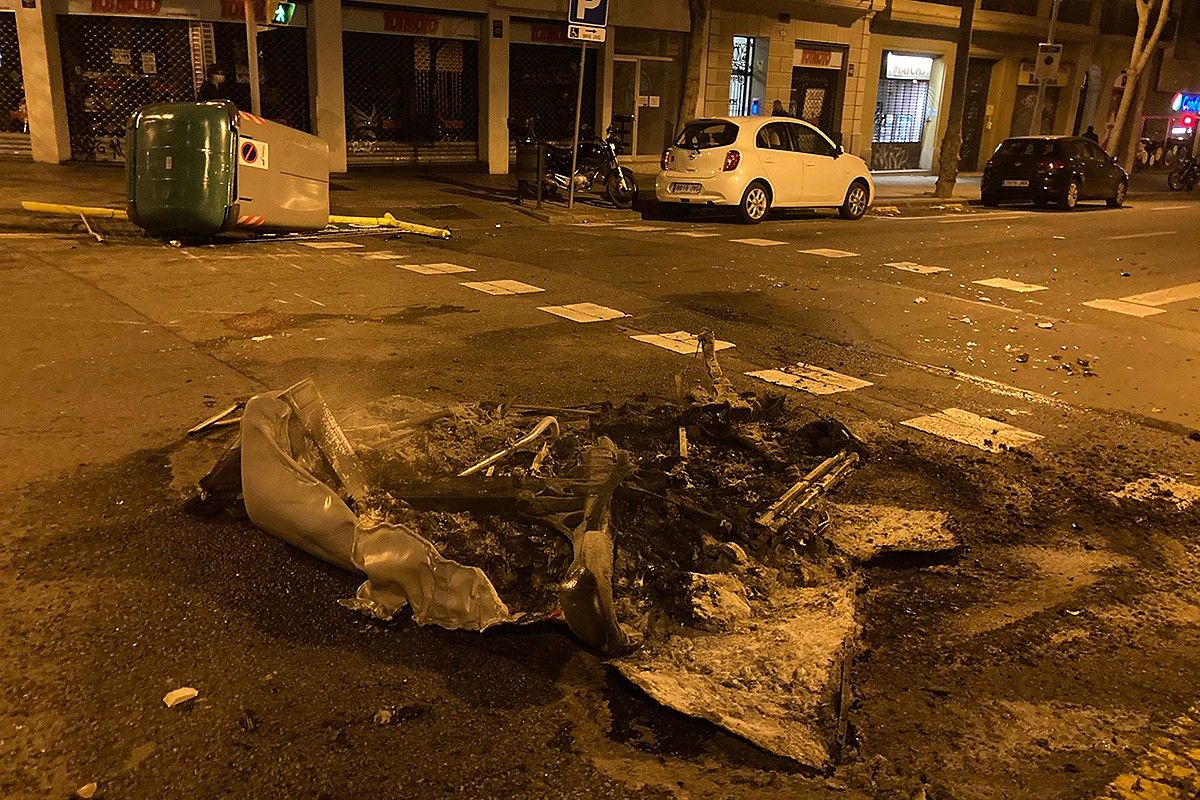 Després de la concentració en suport a Hasél a Barcelona, un grup de manifestants ha tallat carrers i han tirat i cremat alguns contenidors