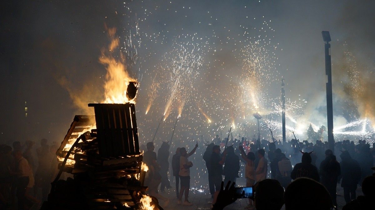 El foc i la festa omple carrers i places de Tarragona per Sant Joan.