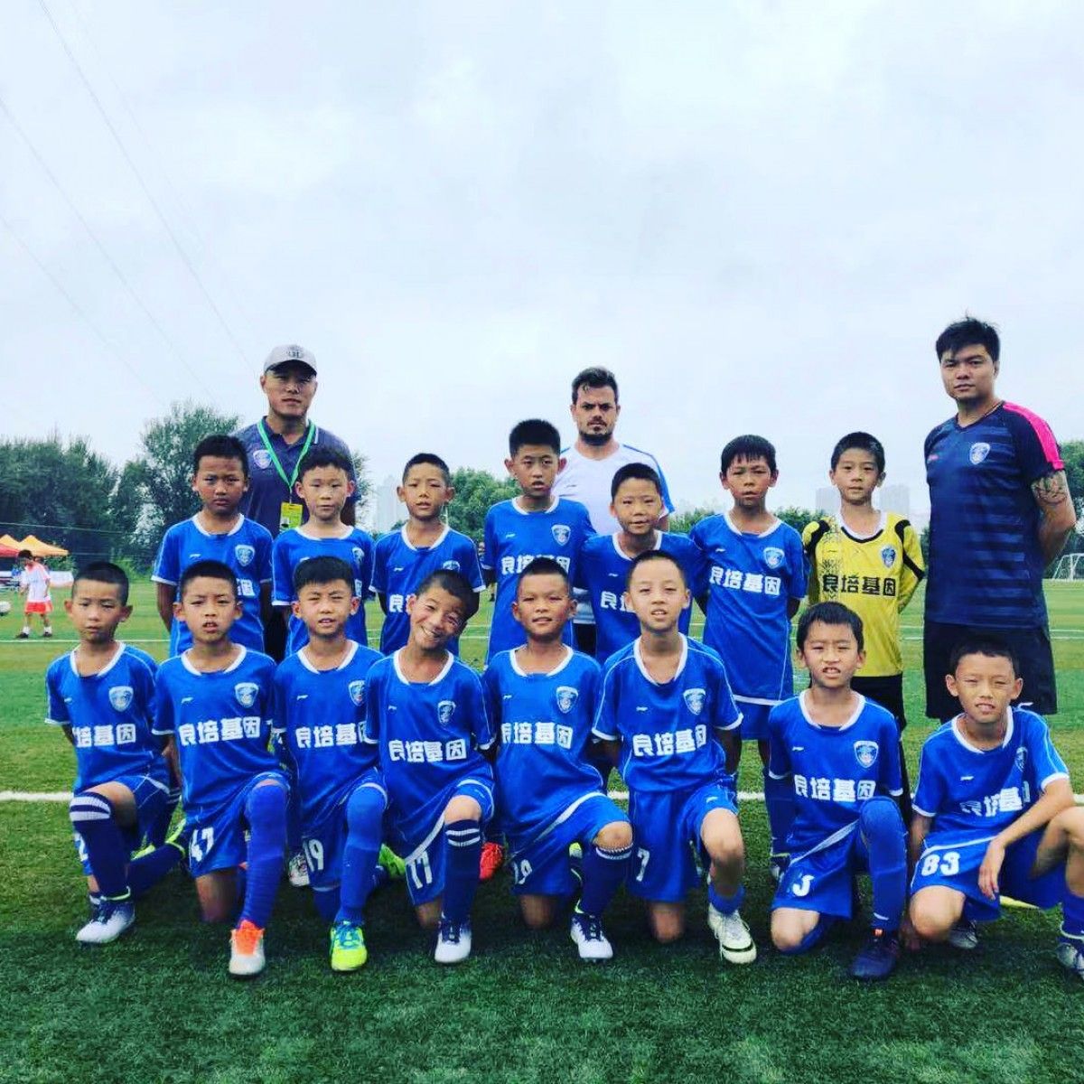 Sergi Mulet amb l'equip de futbtol que entrena a la ciutat de Wuhan. 