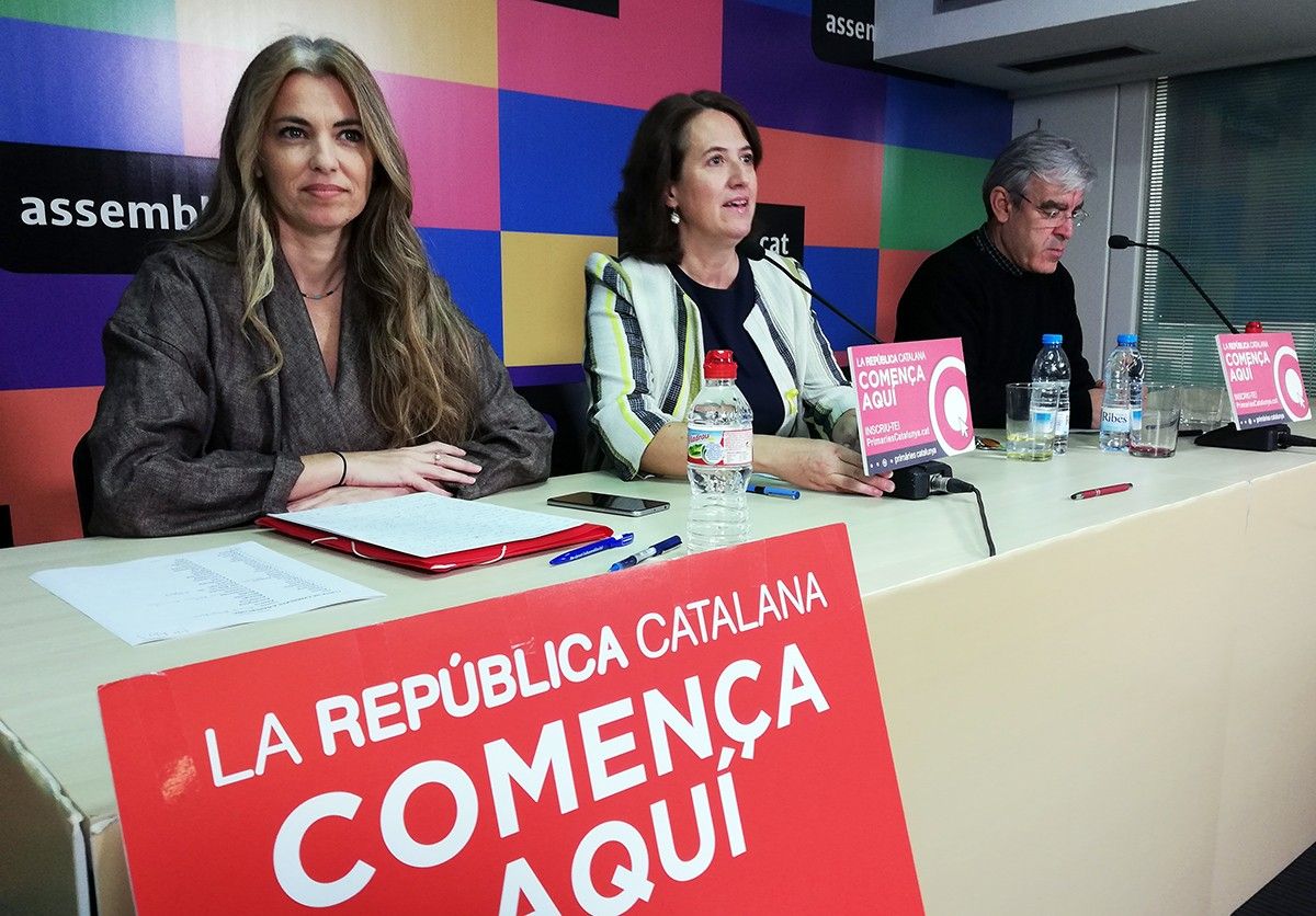 Anna Arqué, representant de Primàries Barcelona, Elisenda Paluzie, presidenta de l’Assemblea Nacional Catalana, i Josep Manel Ximenis, de Primàries per la República