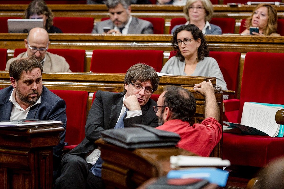 Benet Salellas conversa amb Carles Puigdemont i Oriol Junqueras, en el ple del Parlament.