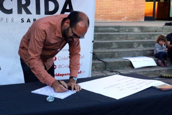 Maties Serracant signant el codi ètic de la Crida.