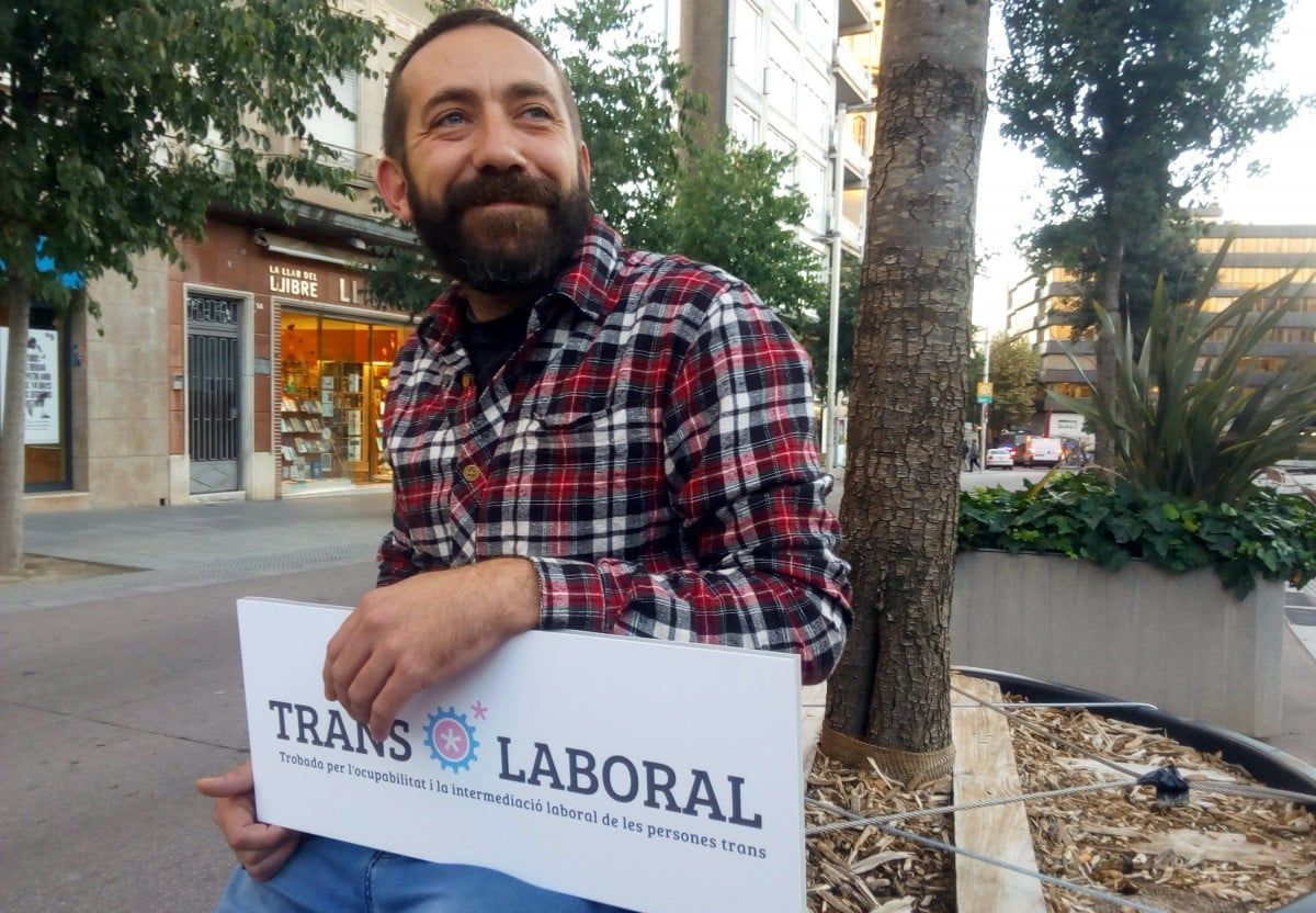 Eudald Griera amb el cartell de 'Trans Laboral'