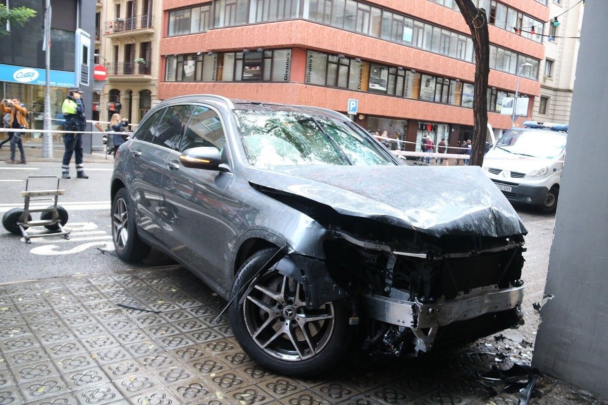 Imatge del cotxe que ha envaït la vorera a la Travessera de Gràcia amb el carrer Santaló de Barcelona