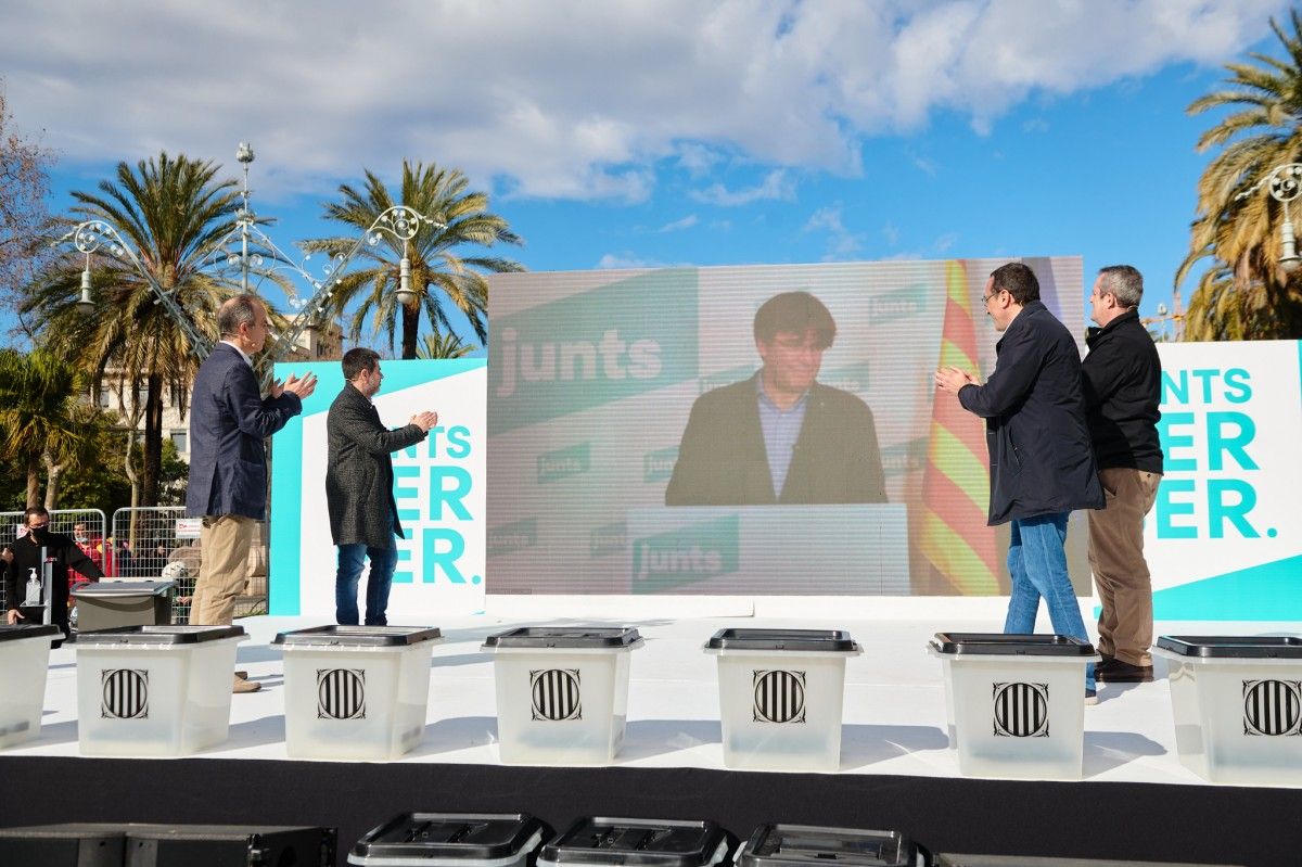 Carles Puigdemont i els presos de Junts, dalt de l'escenari.