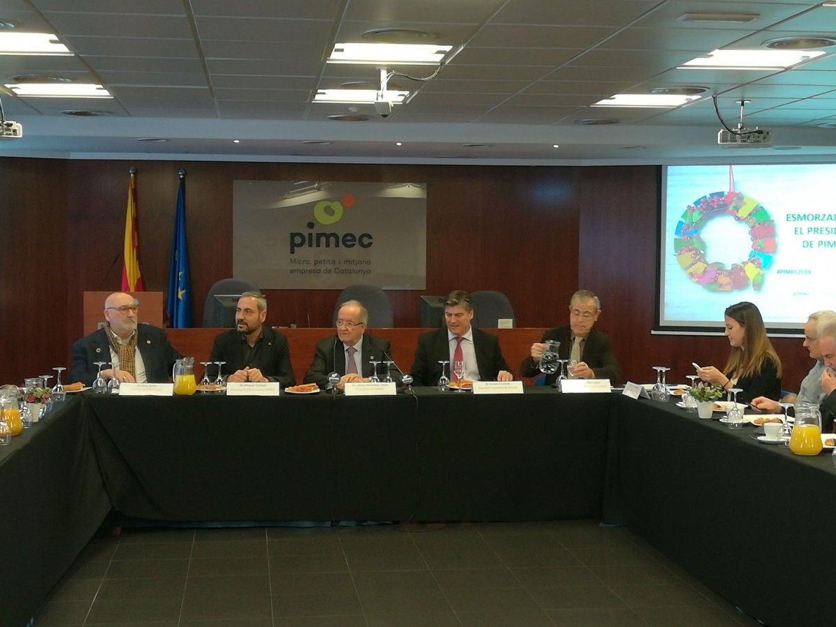 osep González, acompanyat de membres de l'executiva de la Pimec, a la seu de l'entitat.