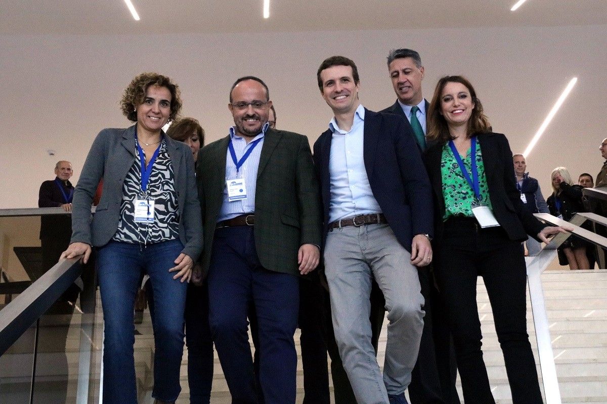 Pablo Casado, acompanyat d'Alejandro Fernández i altres dirigents, al congrés del PP. 