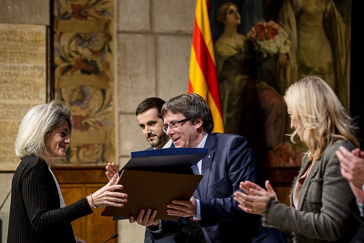 Karma Peiró, directora de NacióDigital, rep el premi de mans del president Carles Puigdemont