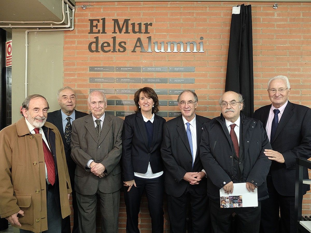 La degana Elisenda Paluzie amb un grup de mecenes, entre ells Joan Hortalà, Joan Tugores i l'exconseller Mas-Colell.