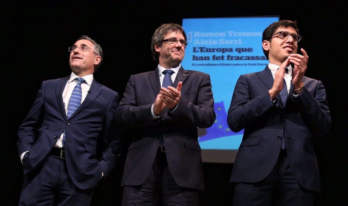 El president de la Generalitat, Carles Puigdemont, amb Ramon Tremosa i Aleix Sarri
